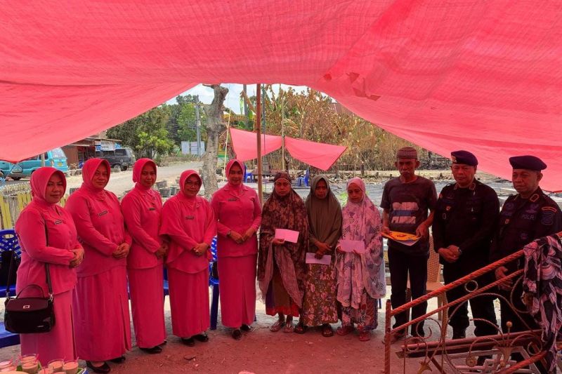 Brimob Bone Salurkan Bantuan untuk Korban Kebakaran di Soppeng