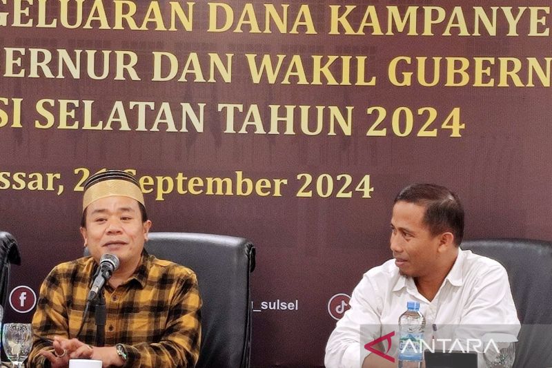 Ketua KPU Sulsel Hasbullah (kiri) didampingi anggotanya Tasrif (kanan) saat saat rapat koordinasi pembatasan dana kampanye Pilkada serentak Pemilihan Gubernur dan Wakil Gubernur Sulsel di Hotel Claro Makassar, Sulawesi Selatan, Sabtu (21/9/2024). ANTARA/Darwin Fatir.