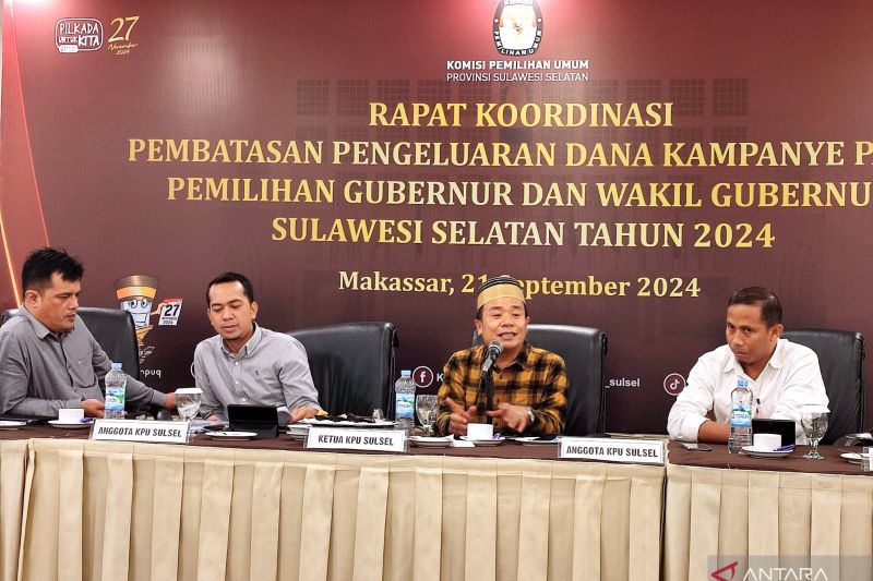 Anggota Bawaslu Sulsel Alamyah (kiri) bersama Ketua KPU Sulsel Hasbullah (tengah) didampingi anggotanya Ahmad Adiwijaya (dua kiri) dan Tasrif (kanan) saat rapat koordinasi pembatasan dana kampanye Pilkada Gubernur 2024 di Hotel Claro, Makassar, Sulawesi Selatan, Sabtu (21/9/2024). ANTARA/Darwin Fatir.