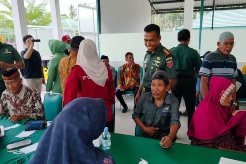 Kodim 1427 Kabupaten Pasangkayu Provinsi Sulawesi Barat (Sulbar) memberikan pengobatan gratis kepada 150 orang warga di Kelurahan Pasangkayu Kecamatan Pasangkayu, di Mamuju, Sabtu (21/9/2024) ANTARA Foto/HO Kodim Pasangkayu