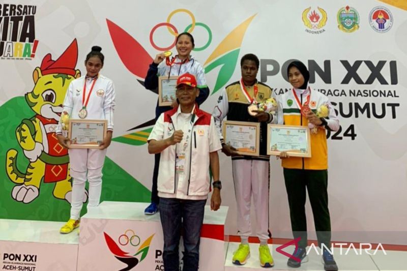 Petinju asal Kabupaten Bekasi, Jawa Barat, Reka Mariana Kasibulan (23) naik podium emas usai mengalahkan wakil DK Jakarta saat final nomor 60 kilogram putri PON Aceh-Sumatera Utara 2024 yang berlangsung di Aula Universitas HKBP Nomensen Pematangsiantar, Sumatera Utara pada Kamis (19/9/2024). (ANTARA/HO: KONI Kabupaten Bekasi).