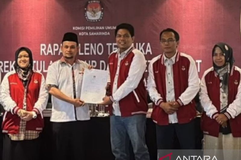 Ketua KPU Kota Samarinda Firman Hidayat bersama Ketua Bawaslu Abdul Muin didampingi jajaran komisioner menetapkan DPT Pemilu pada pemilihan gubernur dan wakil gubernur serta wali kota dan wakil wali kota 2024. ANTARA/Arumanto.