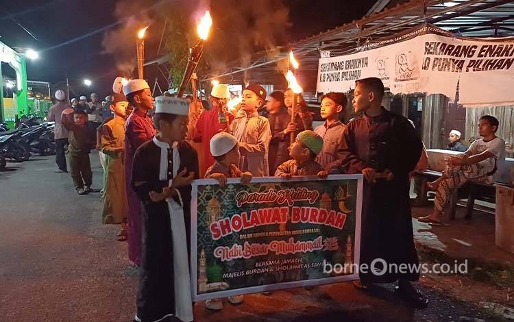 Majelis Burdah Baamang Tengah Maknai Bulan Kelahiran Nabi Muhammad Melalui Indahnya Berbagi dan Pawai