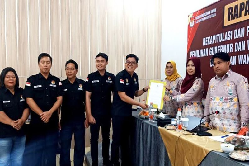 Ketua KPU Kabupaten Barito Utara Siska Dewi Lestari menyerahkan DPT kepada salah satu PPK pada rapat pleno rekapitulasi penetapan DPT setempat pada Pemilihan Gubernur dan Wakil Gubernur, Bupati dan Wakil Bupati Serentak 2024 di Muara Teweh, Sabtu (21/9/2024).ANTARA/Dokumen Pribadi.