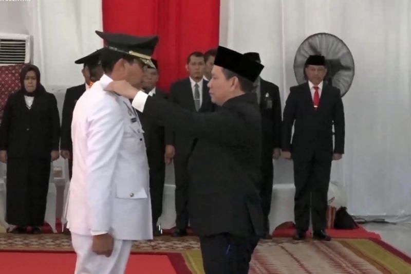 Penjabat (Pj) Gubernur Sumatera Selatan Elen Setiadi resmi melantik Nelson Firdaus menjadi Pj Wali Kota Pagaralam dan Koimudin menjadi Pj Wali Kota Lubuk Linggau di Griya Agung Palembang, Sabtu (21/9/2024). (ANTARA/HO/Pemprov Sumsel)