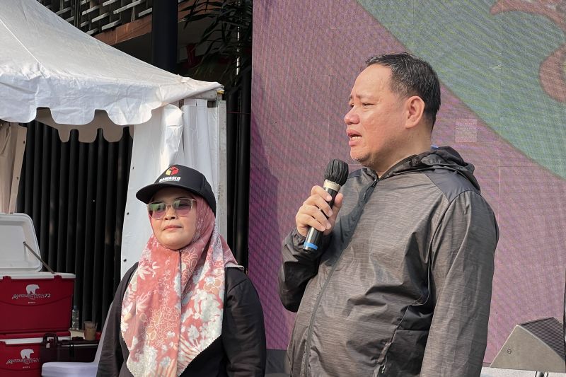 Koordinator Divisi Pencegahan, Partisipasi Masyarakat, dan Humas Bawaslu RI Lolly Suhenty (kiri) bersama anggota Badan Pengawas Pemilihan Umum (Bawaslu) RI Herwyn J.H. Malonda (kanan) dalam acara Bawaslu on Car Free Day di Jakarta, Minggu (22/9/2024). ANTARA/Putu Indah Savitri