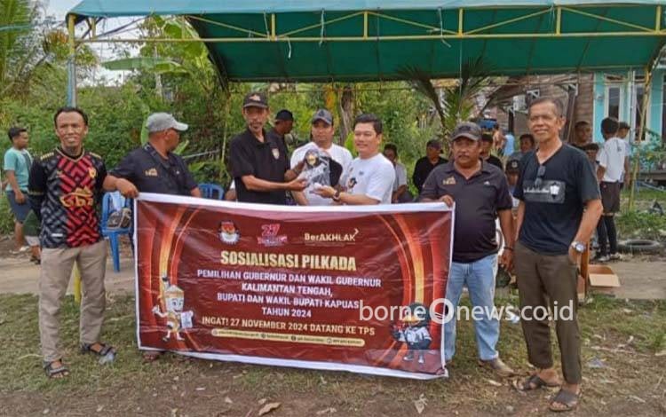 PPK Kecamatan Kapuas Timur saat sosialisasi Pilkada serentak 2024 di acara?Turnamen Anjir Serapat Baru Cup II. (FOTO: IST)