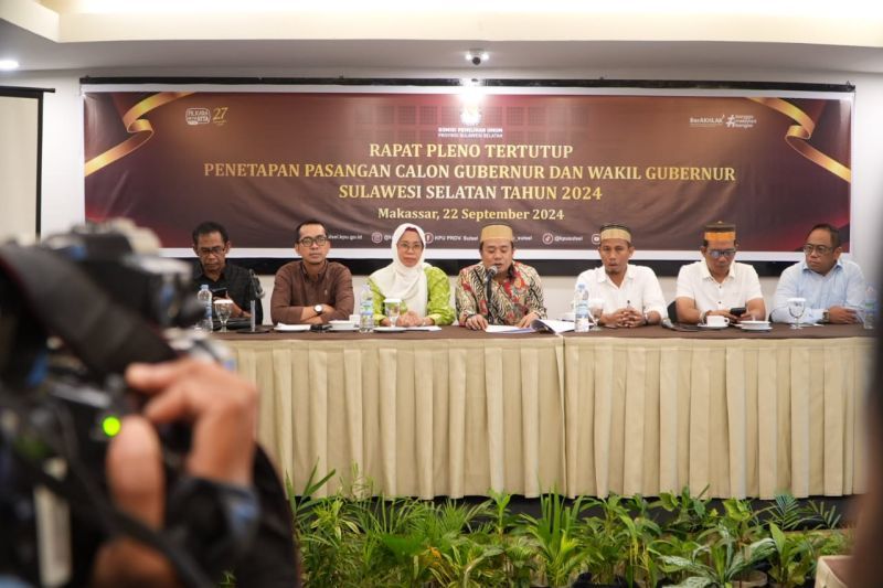 Ketua KPU Sulsel Hasbullah (tengah) didampingi anggotanya Tasrif (tiga kiri) Upi Hastati (tiga kanan), Romi Harminto (dua kanan), Ahmad Adiwijaya (dua kiri) Hasruddin Husain (kanan) dan Marzuki Kadir (kiri) saat rapat pleno tertutup penetapan dua pasangan calon Gubernur dan Wakil Gubernur Sulsel di Makassar, Sulawesi Selatan, Minggu (22/9/2024). ANTARA/HO-Dokumentasi KPU Sulsel.