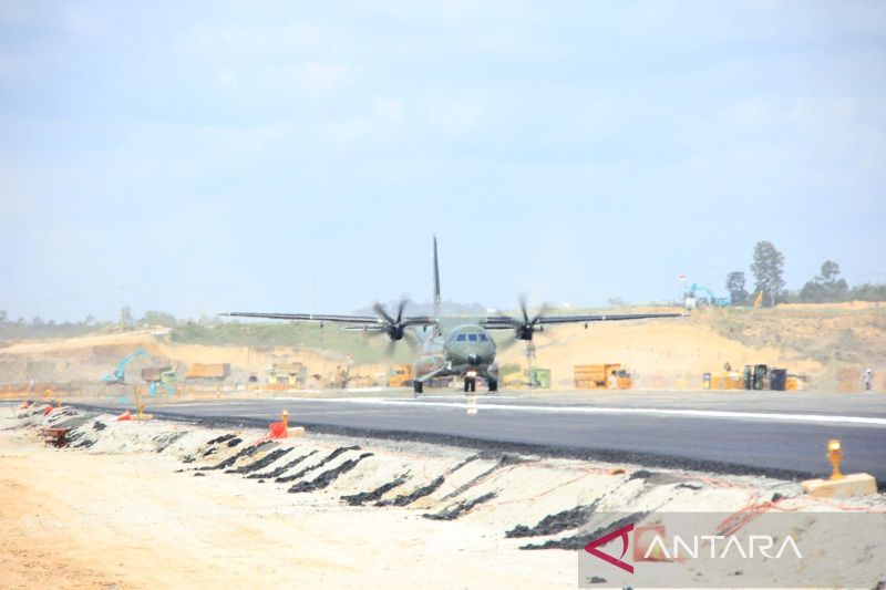 Uji Coba Tiga Pesawat TNI AU di Landasan Bandara Nusantara
