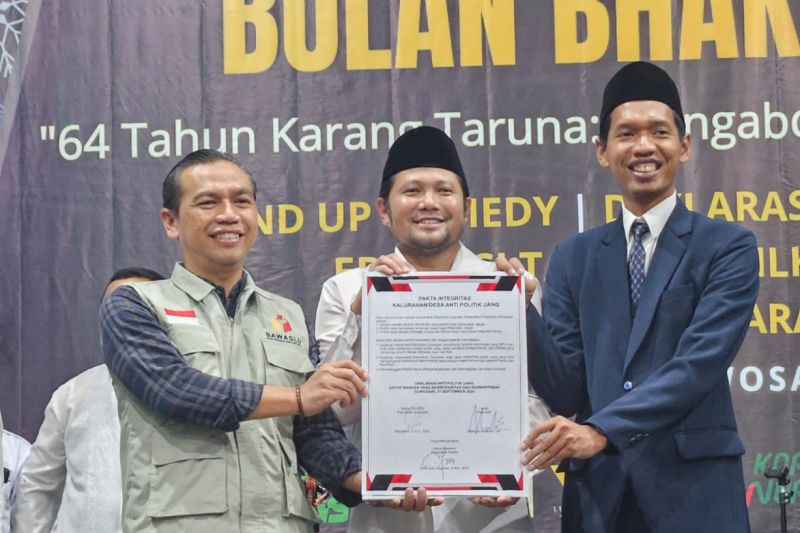 Deklarasi Kelurahan Guwosari Pajangan Bantul sebagai Desa Anti Politik Uang (APU) di Kabupaten Bantul Daerah Istimewa Yogyakarta. Sabtu (21/9/2024) malam. ANTARA/HO-Bawaslu Bantul.