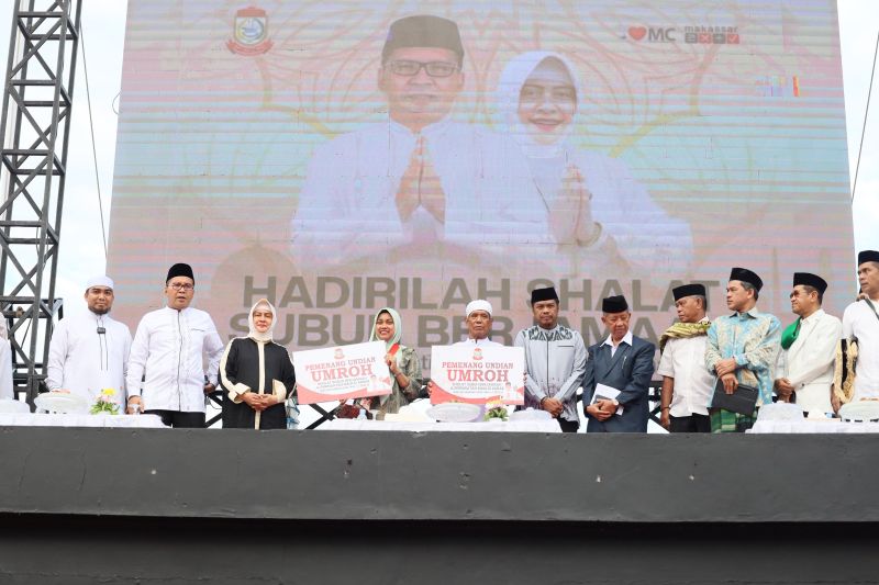 Wali Kota Makassar Bagikan Sembako dan Paket Umrah untuk Petugas Kebersihan