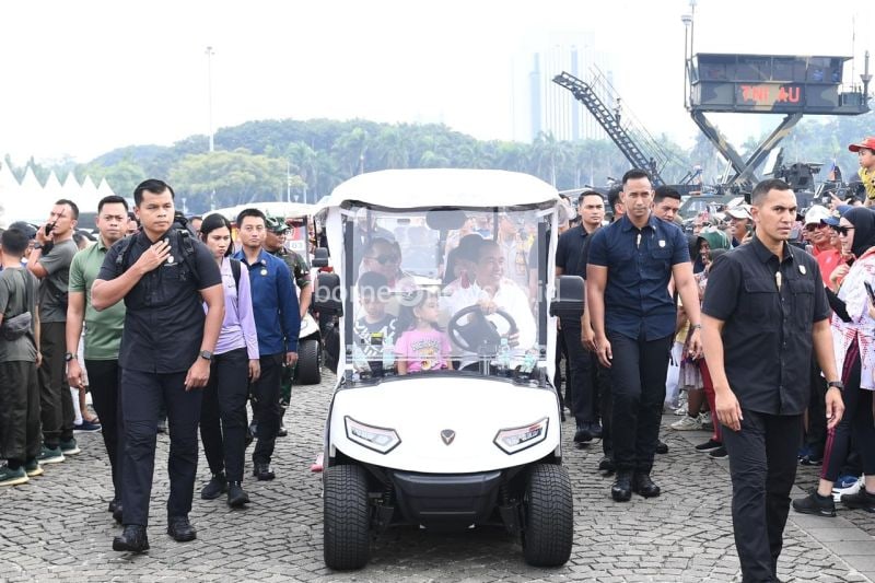 Presiden Jokowi Ajak Cucu Kunjungi Pameran Alutsista HUT TNI Ke-79