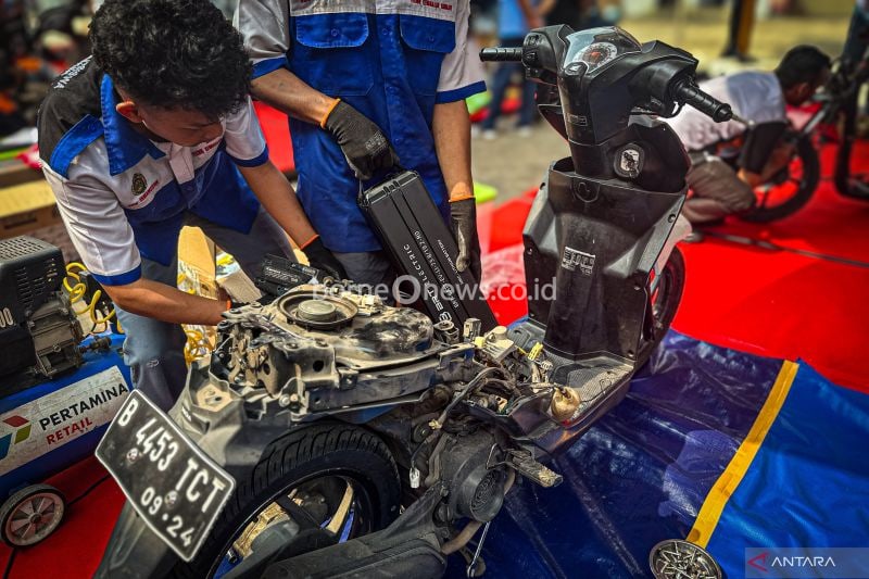 Para peserta lomba konversi motor listrik dalam ajang PLN EV Conversion Race 2024 di Sentul International Karting Circuit, Kabupaten Bogor, Jawa Barat, Minggu (22/9/2024). (ANTARA/Pamela Sakina)