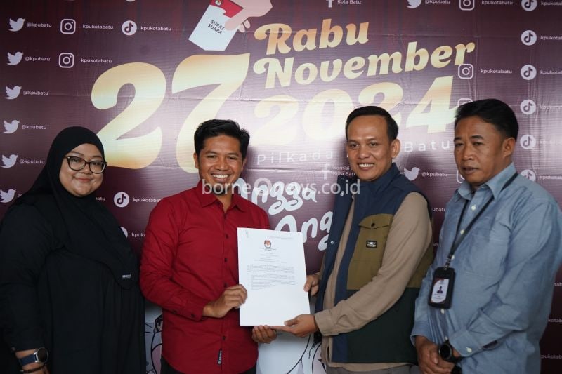 Komisioner KPU Kota Batu bersama Bawaslu setempat seusai penetapan pasangan calon Pilkada 2024, di kantor KPU Kota Batu, Minggu (22/9/2024). ANTARA/HO-KPU Kota Batu