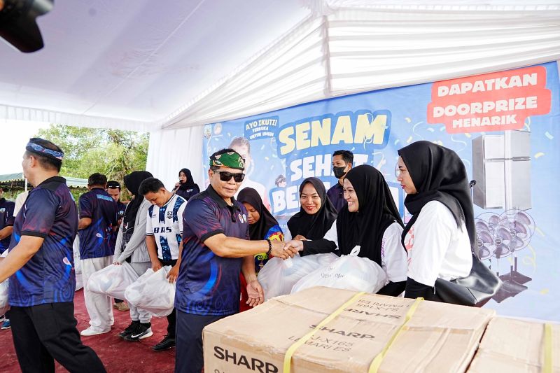 Gubernur Kalimantan Utara (Kaltara) Zainal Arifin Paliwang saat senam sehat bersama dengan judul Ayo berolahraga Bersatu Kita Juara di Juata Laut, Tarakan, Minggu (22/9). (ANTARA/HO-DKISP Kaltara)