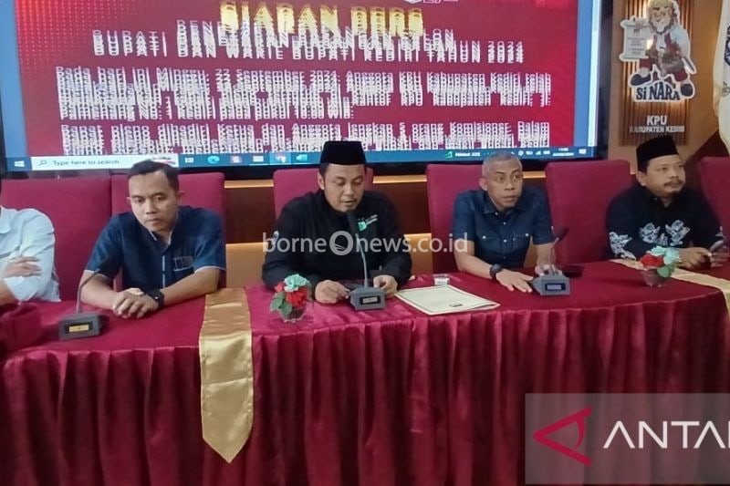 Ketua KPU Kabupaten Kediri Nanang Qosim dan jajaran anggota memberikan keterangan terkait penetapan pasangan calon peserta Pilkada 2024 di Kediri, Jawa Timur, Minggu (22/9/2024). ANTARA/ Asmaul