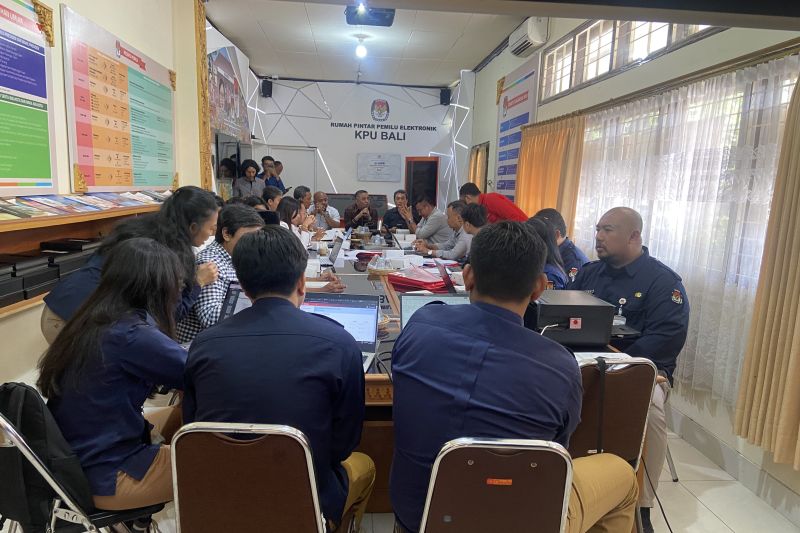 KPU Provinsi Bali bersama tim kampanye saat pleno penetapan paslon Pilkada Bali di Denpasar, Minggu (22/9/2024). ANTARA/Ni Putu Putri Muliantari