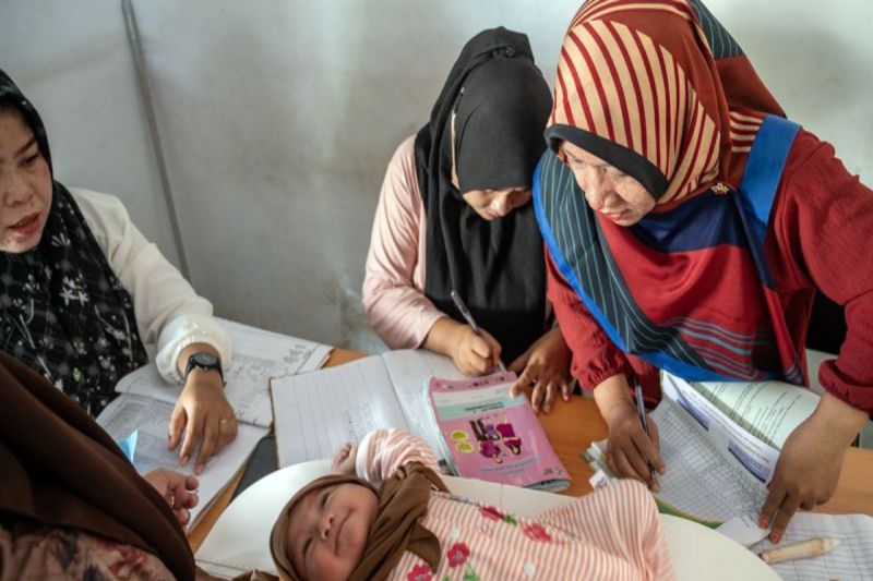 Petugas kesehatan menimbang seorang balita saat pelayanan kesehatan di Posyandu Mawar I, Kelurahan Palupi, Tatanga, Palu, Sulawesi Tengah, Senin (3/6/2024). ANTARA/Basri Marzuki