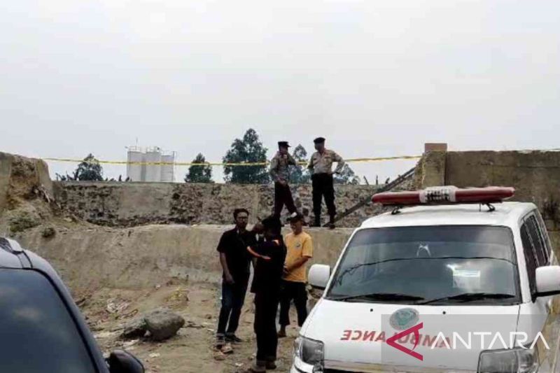 Petugas memasang garis polisi di area tempat kejadian perkara penemuan tujuh jasad remaja pria di aliran Kali Bekasi, Kota Bekasi, Jawa Barat, Minggu (22/9/2024). ANTARA/Pradita Kurniawan Syah
