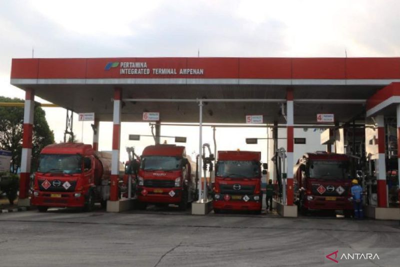 Foto Arsip - Armada Pertamina melakukan pengisian BBM di Integrated Terminal Ampenan, Mataram, NTB. ANTARA/HO-Pertamina