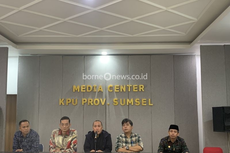 Ketua KPU Sumsel Andika Pranata Jaya saat memberikan keterangan pers di Palembang, Minggu (22/9/2024). ANTARA/Ahmad Rafli Baiduri