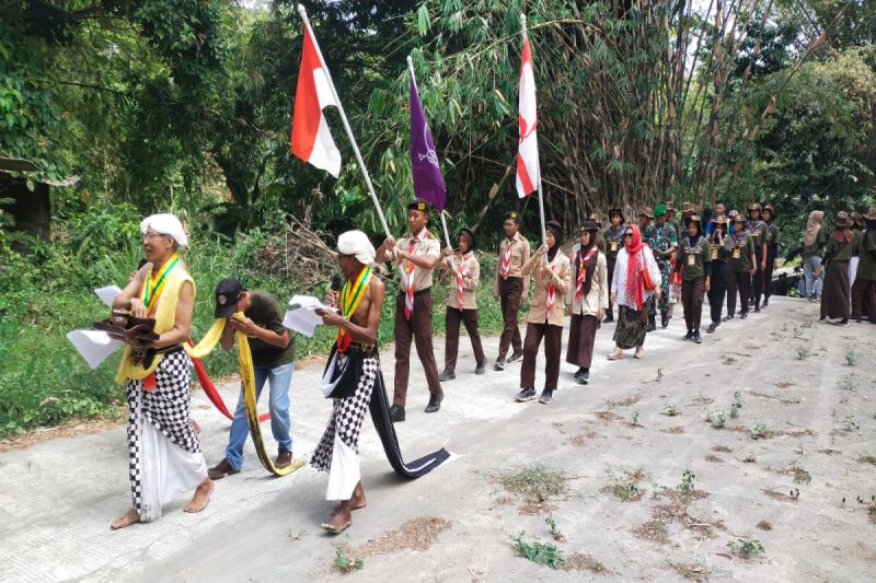Prosesi Umbul Donga Kepyakan Sendang Kasunyatan oleh Lembaga Kebudayaan Jawa Sekar Pangawikan pada Perkemahan Wirakarya X Kwarcab Sleman di Kampung Pramuka Desa Wisata Bromonilan, Purwomartani, Kalasan, Sleman, Minggu (22/9/2024). ANTARA/HO-Kwarcab Sleman