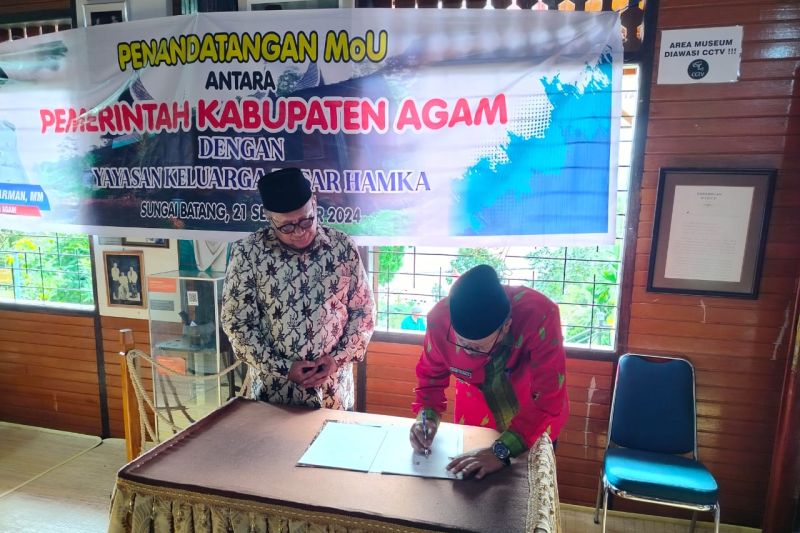 Bupati Agam Andri Warman sedang mendatangani MoU dengan Yayasan Keluarga Buya Hamka pada Sabtu (21/9/2024). Antara/Yusrizal.