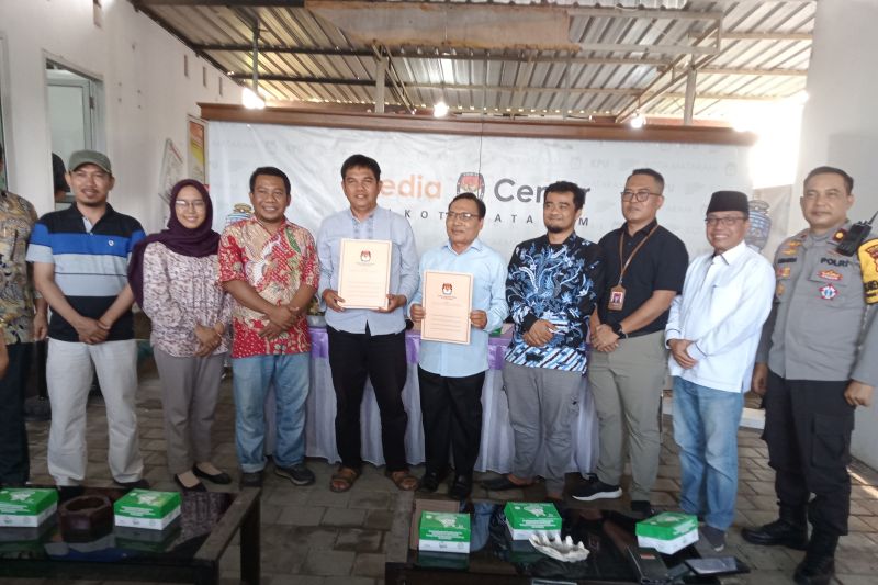 Penyerahan surat keputusan penetapan pasangan calon pada Pemilihan Wali Kota dan Wakil Wali Kota Mataram 2024 di Kantor Komisi Pemilihan Umum (KPU) Kota Mataram, Nusa Tenggara Barat, Minggu (22/9/2024) petang. ANTARA/Nirkomala