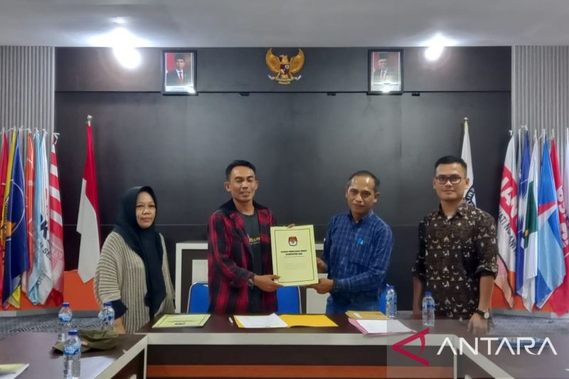 Ketua KPU Kabupaten Sigi Soleman saat menyerahkan hasil penetapan paslon Bupati dan Wakil Bupati Sigi pada Pilkada 2024, di Maku, Sigi, Minggu (22/9/2024). ANTARA/MOH SALAM