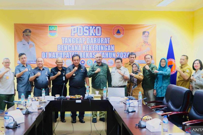 Penjabat Bupati Bekasi Dedy Supriyadi (kelima dari kiri) bersama jajaran terkait usai memimpin rapat koordinasi penanganan kebencanaan di posko BPBD Kabupaten Bekasi pada Jumat (20/9/2024). (ANTARA/Pradita Kurniawan Syah).