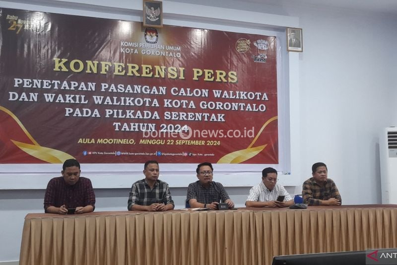 Ketua dan Komisioner KPU Kota Gorontalo saat menggelar konferensi pers penetapan calon Wali Kota dan Wakil Wali Kota Gorontalo, di Gorontalo, Minggu (22/9/2024). ANTARA/Zulkifli Polimengo