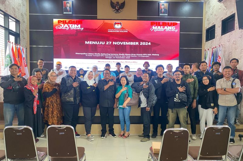 KPU Kabupaten Malang menyelenggarakan konferensi pers terkait penetapan pasangan calon Pilkada 2024, di Kabupaten Malang, Minggu (22/9/2024). ANTARA/HO-KPU Kabupaten Malang