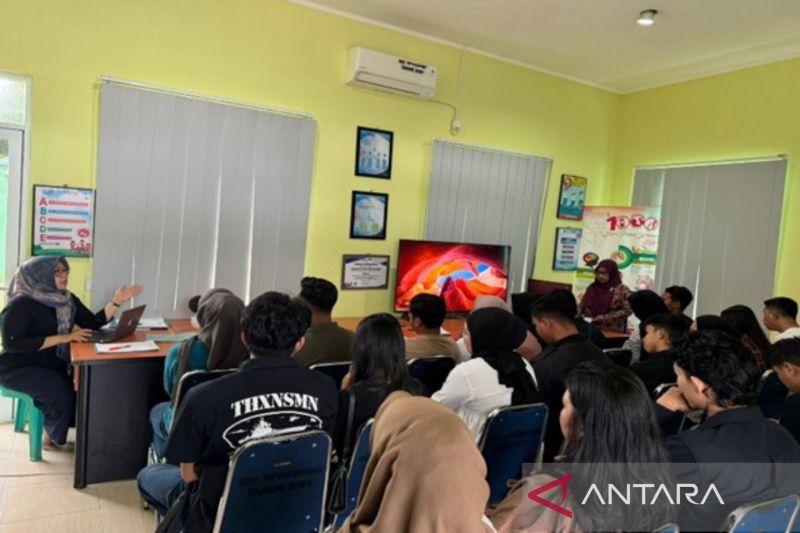 Kader Satgas Stunting BKKBN Provinsi Babel memberikan materi pada kegiatan pendampingan calon pengantin di Balai KB Sijuk, Belitung. ANTARA/HO-Humas BKKBN Provinsi Babel