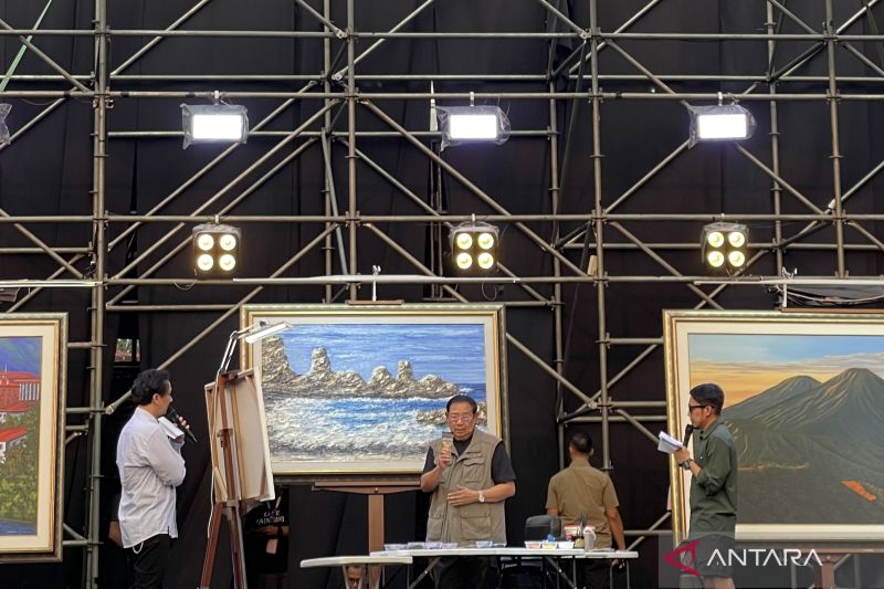 Presiden Indonesia ke-6 Susilo Bambang Yudhoyono (SBY) saat melukis ditemani oleh VinDes pada Pestapora 2024 di JIExpo Kemayoran, Jakarta, Minggu. (ANTARA/ Putri Hanifa)