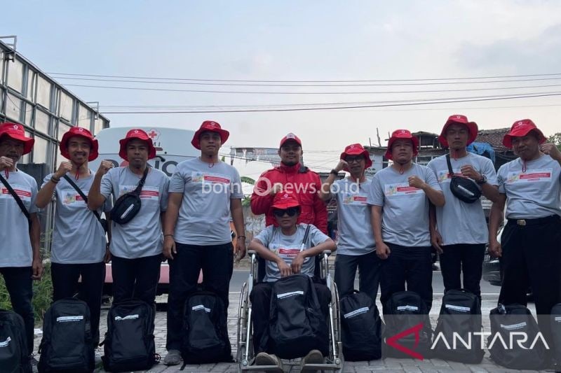 Pelepasan sukarelawan Sibat PMI Kota Sukabumi untuk mengikuti kegiatan latihan gabungan Sibat PMI tingkat nasional ke-3 tahun 2024 di Kebumen, Jateng yang dilepass secara resmi oleh Ketua PMI Kota Sukabumi Suranto Sumowiryo pada Minggu (22/9/2024). ANTARA/Aditya Rohman