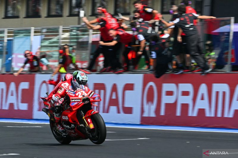 Pembalap Ducati Tim Lenovo Italia Enea Bastianini melewati garis dan merayakan kemenangannya di Grand Prix Pramac Emilia-Romagna MotoGP di Sirkuit Dunia Misano Marco-Simoncelli di Misano Adriatico, pada Minggu (22/9/2024). (ANTARA/AFP/Andreas Solaro)