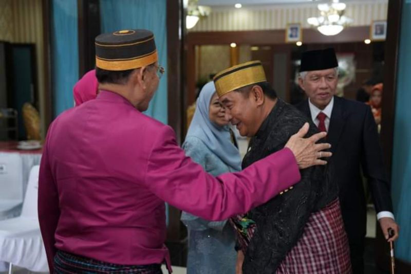 Penjabat Gubernur Sulbar Bahtiar Baharuddin bersama tokoh pejuang Sulbar pada peringatan HUT Ke-20 Sulbar di Mamuju, Minggu (22/9/2024) ANTARA/HO-Humas Pemprov Sulbar