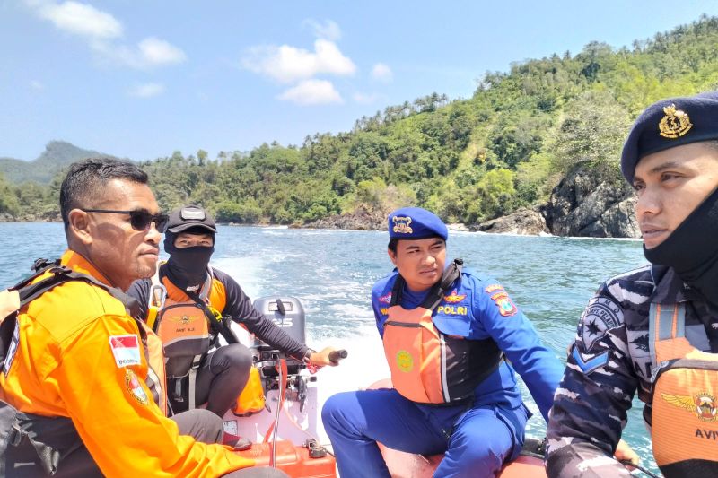 Petugas SAR gabungan saat melakukan pencarian di perairan Pantai Ngadipuro, Munjungan, Trenggalek, Sabtu (21/9/2024). ANTARA/HO-Basarnas
