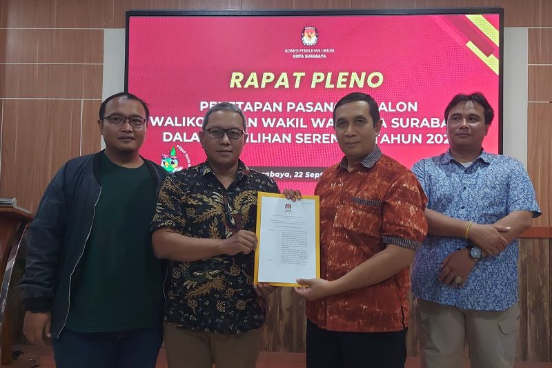 Penyerahan berita acara penetapan pasangan calon Pilkada Kota Surabaya. ANTARA/HO-KPU Kota Surabaya