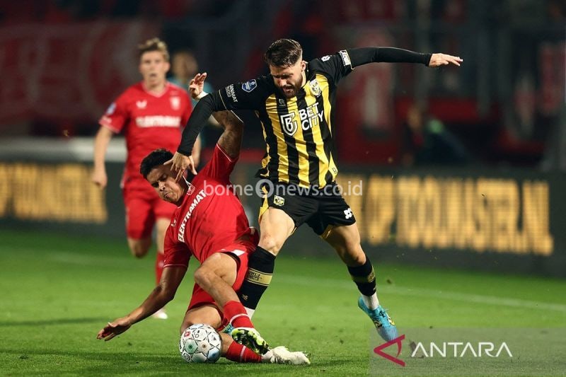 Mees Hilgers Bawa FC Twente Kalahkan Almere City 5-0 dan Proses Naturalisasi