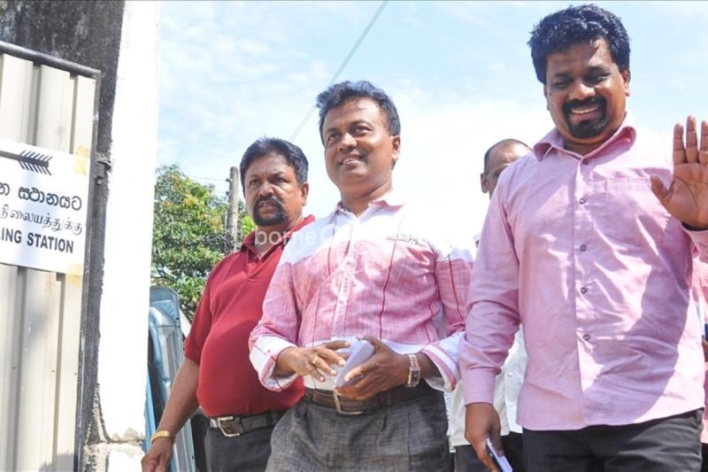 Anura Kumara Dissanayake (kanan) terpilih sebagai Presiden Sri Lanka setelah meraup 55,89 persen suara dalam putaran kedua penghitungan pemilihan presiden. (ANTARA/Anadolu/py)