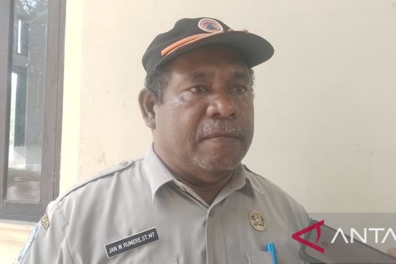 Kepala BPBD Kabupaten Jayapura Jan Willem Rumere (ANTARA/Yudhi Efendi)