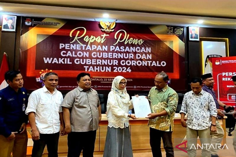 Anggota Bawaslu Provinsi Gorontalo Lismawy Ibrahim bersama Amin Abdullah serta kepala Sekretariat Nikson Entengo hadir pada Rapat Pleno Penetapan Calon Gubernur dan Wakil Gubernur Tahun 2024 di Kantor KPU Provinsi Gorontalo, pada Minggu (22/9). (ANTARA/HO-Bawaslu Provinsi Gorontalo)