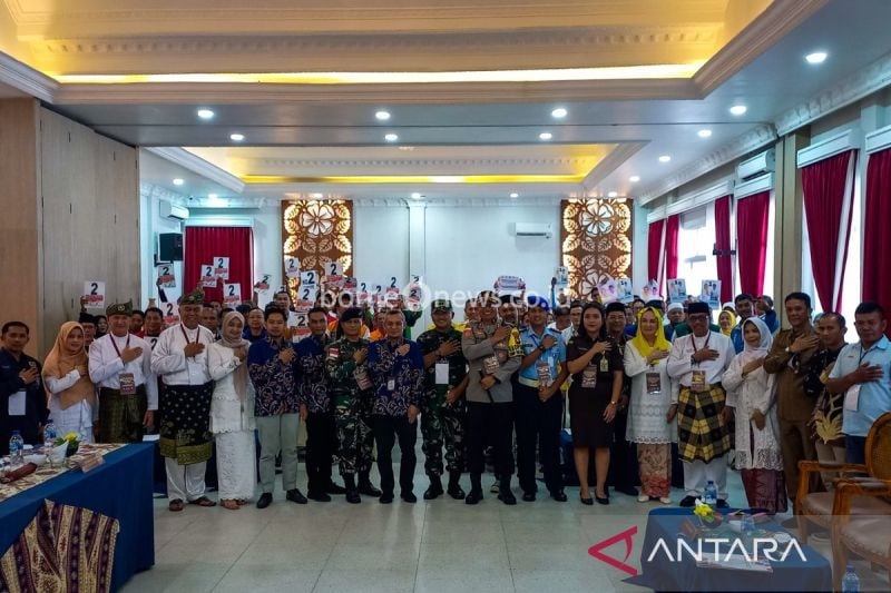 Foto bersama usai pwngundian dan penetapan nomor urut pasangan calon peserta Pilkada 2024. (ANTARA/Muhamad Nurman)
