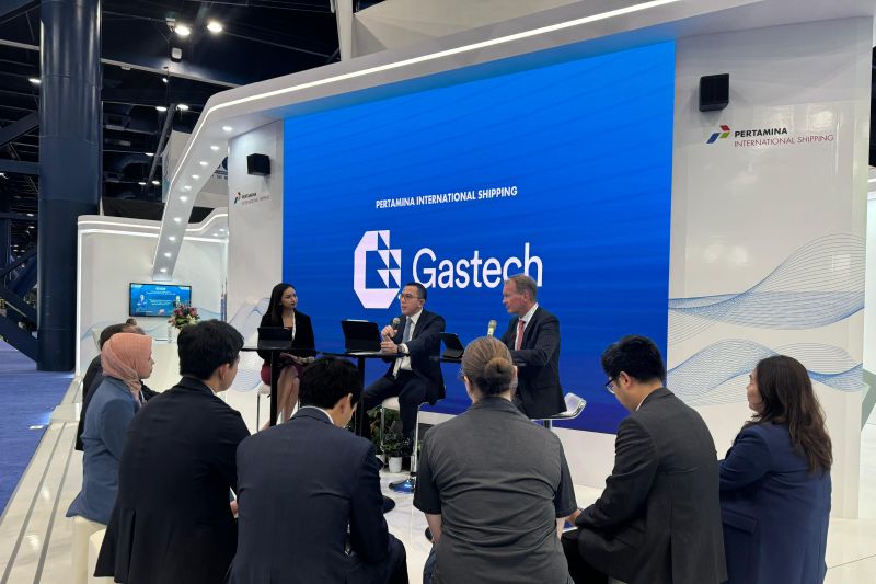 CEO PT Pertamina International Shipping (PIS) Yoki Firnandi (tengah) berbicara dalam sesi panel diskusi di booth PIS pada ajang internasional Gastech 2024 di Houston, Texas, Amerika Serikat (AS). ANTARA/HO-Humas PIS