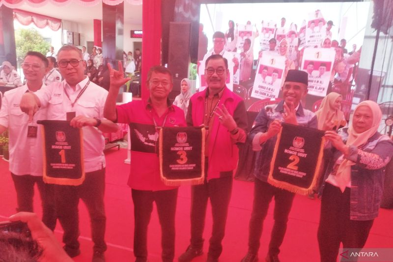 Tiga pasangan calon Gubernur dan Wakil Gubernur Sulteng memperlihatkan nomor urut hasil pengundian di halaman Kantor KPU Sulteng, Kota Palu, Senin (23/9/2024). ANTARA/Fauzi Lamboka