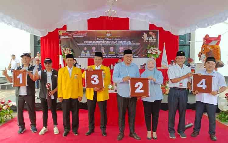 Empat pasangan calon peserta Pilkada Seruyan saat memperlihatkan masing masing nomor urut. (FOTO: FAHRUL)