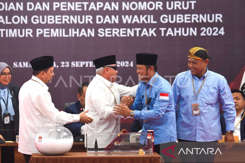 Para pasangan calon cagub-cawagub bersalaman usai pengambilan nomor urut di aula KPU Kaltim, Samarinda, Senin (23/9/2024). (ANTARA Foto/M Risyal Hidayat)