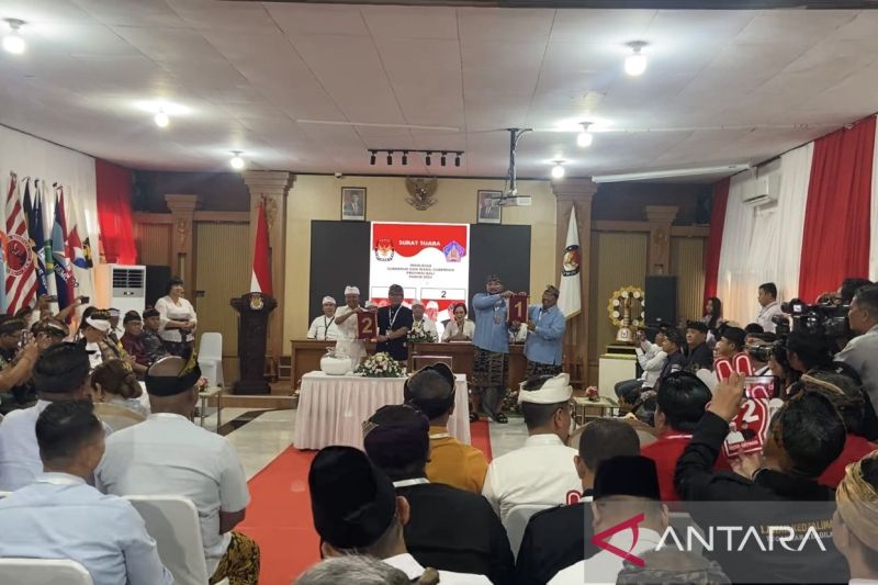 Dua pasangan calon peserta Pilkada Bali saat pengundian nomor urut di Denpasar, Senin (23/9/2024). ANTARA/Ni Putu Putri Muliantari