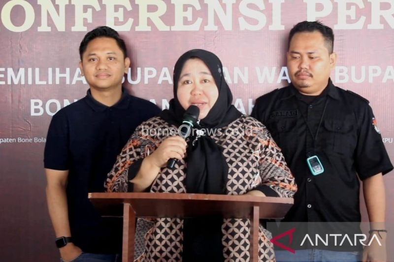 Ketua KPU Kabupaten Bone Bolango Sutenty Lamuhu (tengah) menyampaikan pengumuman penetapan pasangan calon bupati dan wakil bupati pada Pilkada serentak tahun 2024 di Kabupaten Bone Bolango, Gorontalo. ANTARA/HO-Humas KPU.